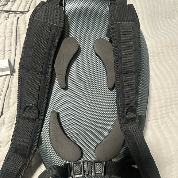 Aerodynamic motorcycle back pack. - Picture 3 of 6